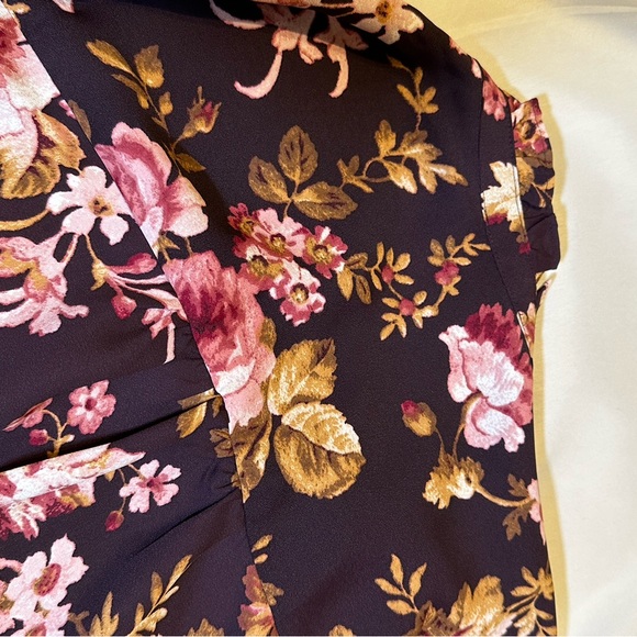 COPY - EXPRESS Portifino Button up top!! Beautiful maroon floral design size la… - Picture 8 of 8